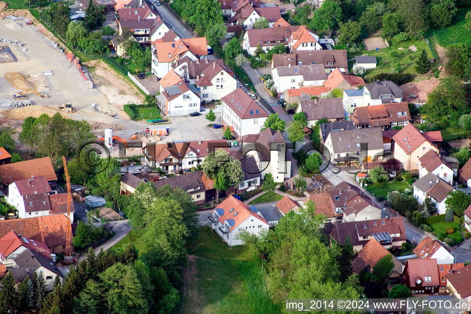 Vue aérienne de Église d'Auerbach à le quartier Langensteinbach in Karlsbad dans le département Bade-Wurtemberg, Allemagne