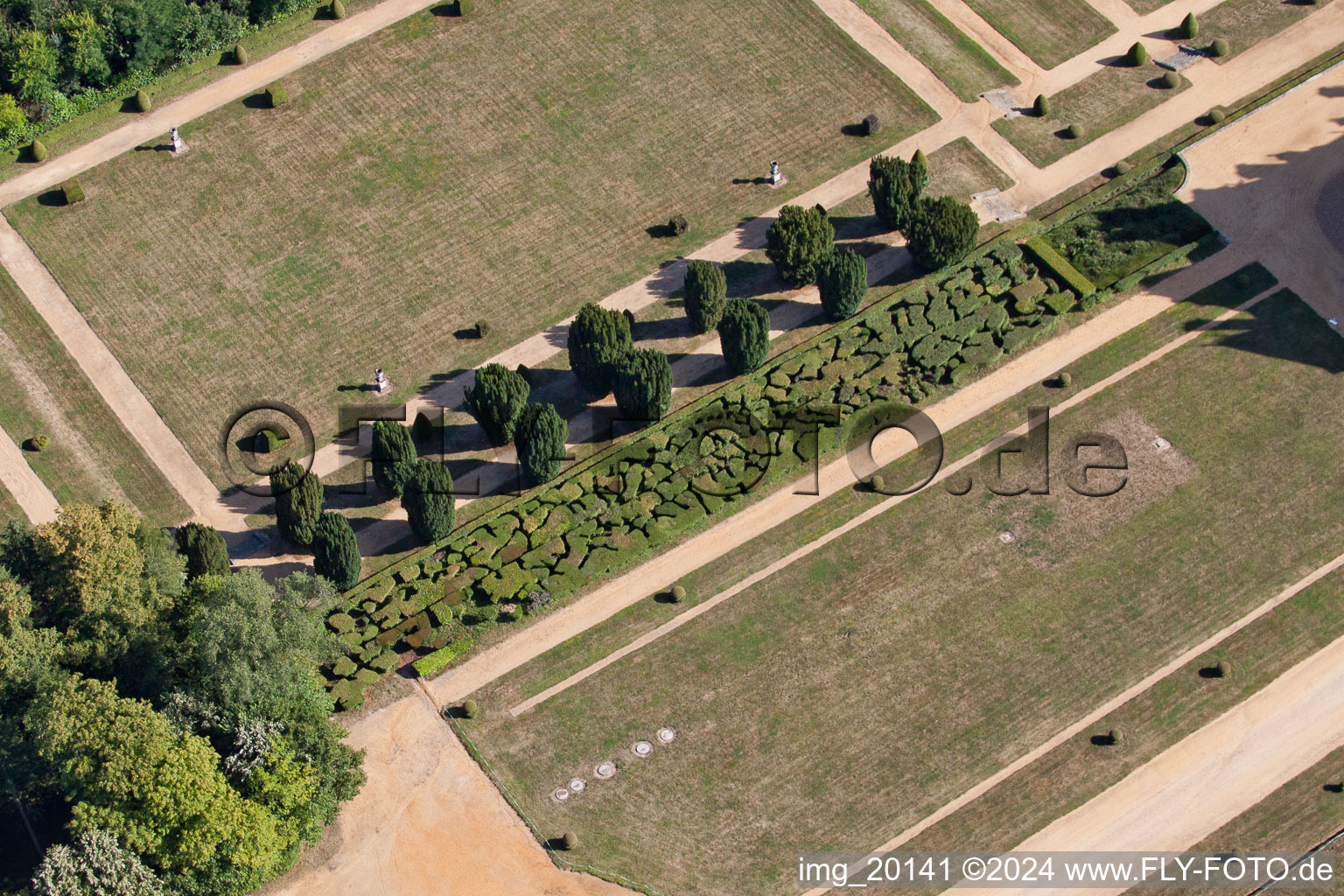 Vue aérienne de Parc du Château du Château Le Domaine de la Pierre à Coudrecieux dans le département Sarthe, France