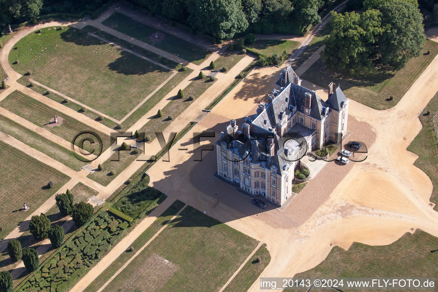 Vue aérienne de Parc du Château du Château Le Domaine de la Pierre à Coudrecieux dans le département Sarthe, France