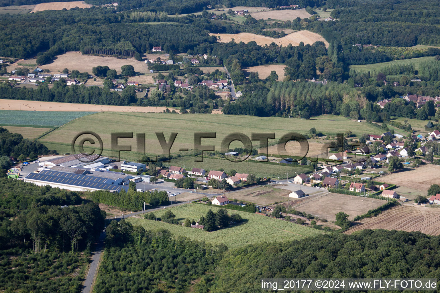 Métaseval à Semur-en-Vallon dans le département Sarthe, France depuis l'avion