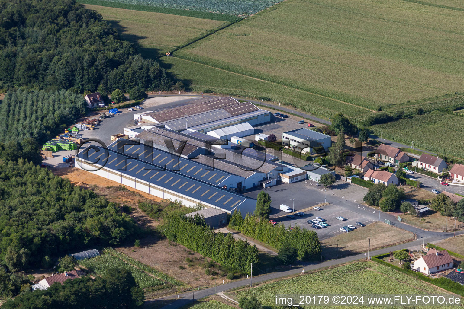 Vue d'oiseau de Métaseval à Semur-en-Vallon dans le département Sarthe, France