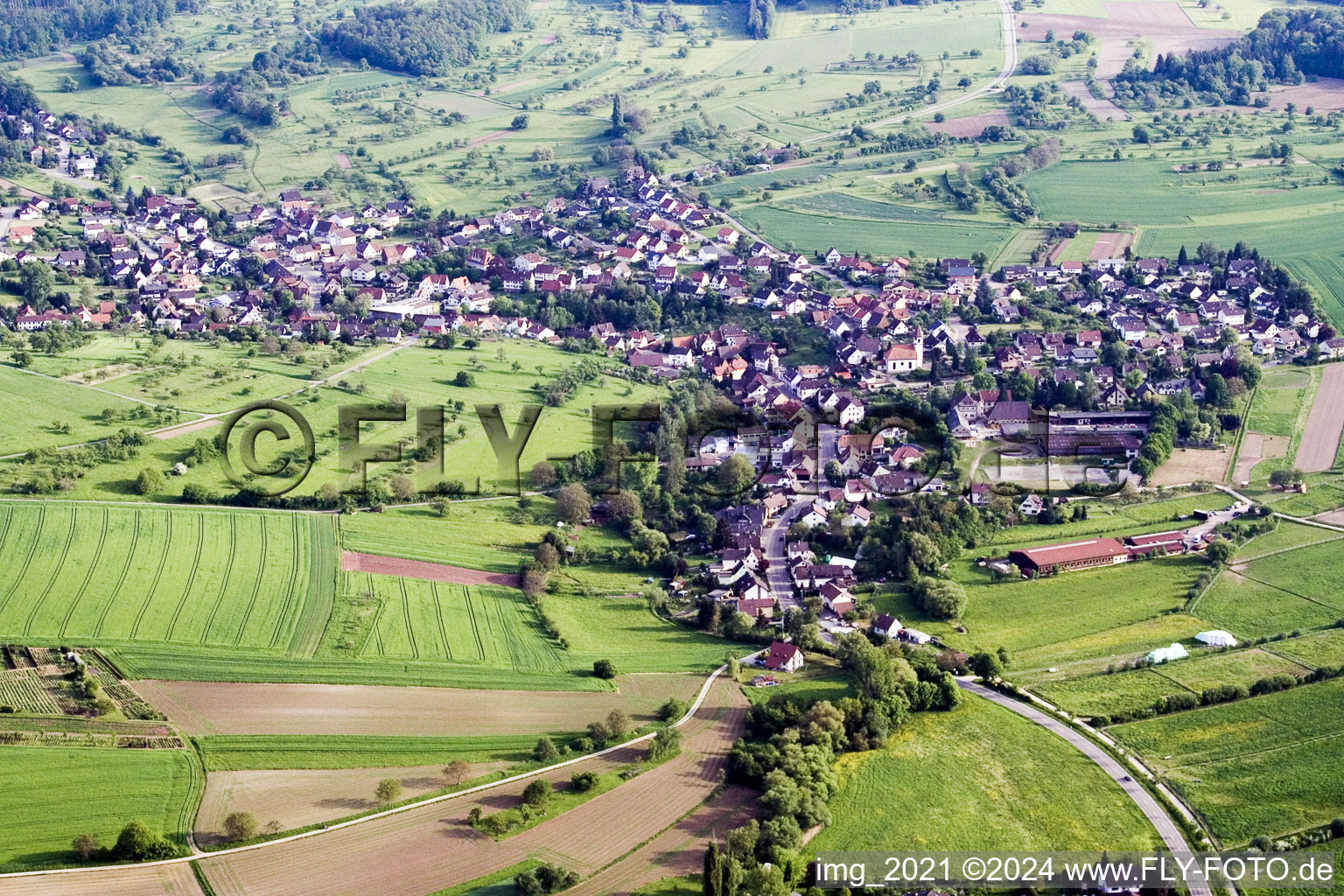 Vue aérienne de Vue sur le village à le quartier Ottenhausen in Straubenhardt dans le département Bade-Wurtemberg, Allemagne