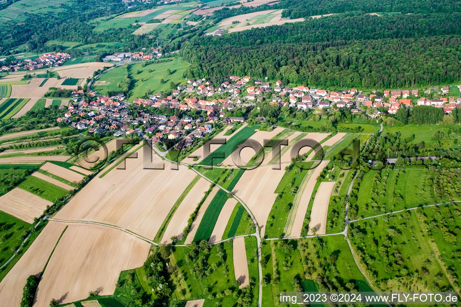 Vue aérienne de Vue sur le village à le quartier Niebelsbach in Keltern dans le département Bade-Wurtemberg, Allemagne