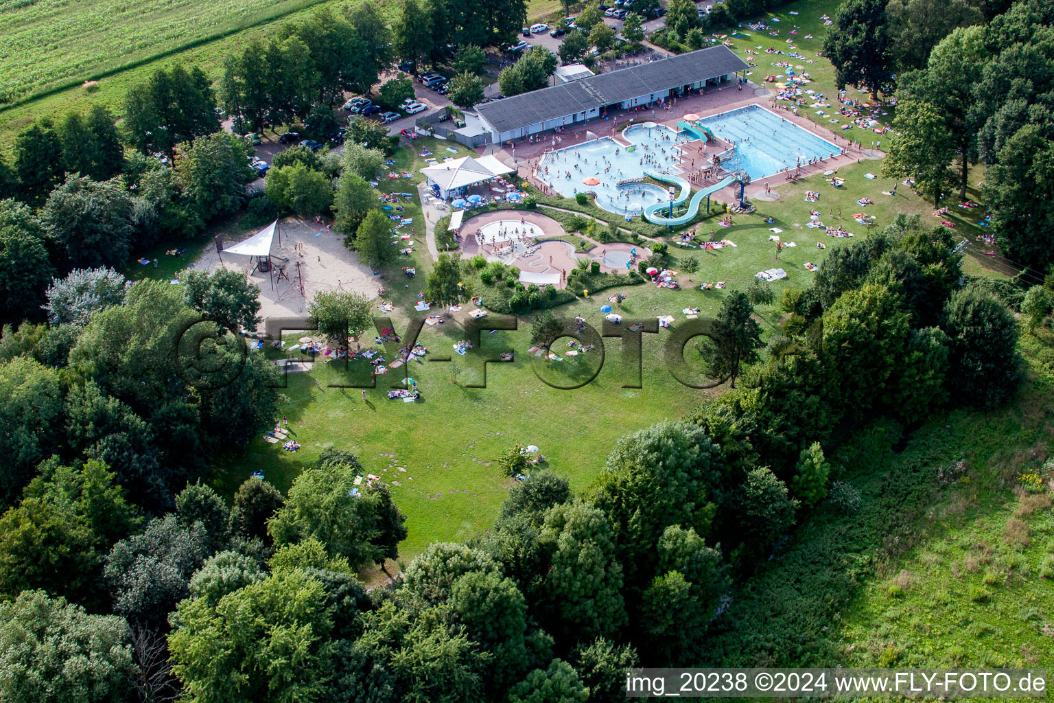 Vue aérienne de Courbes et parcours circulaires du toboggan aquatique à la piscine de la piscine extérieure dans la piscine forestière Kandel à Kandel dans le département Rhénanie-Palatinat, Allemagne