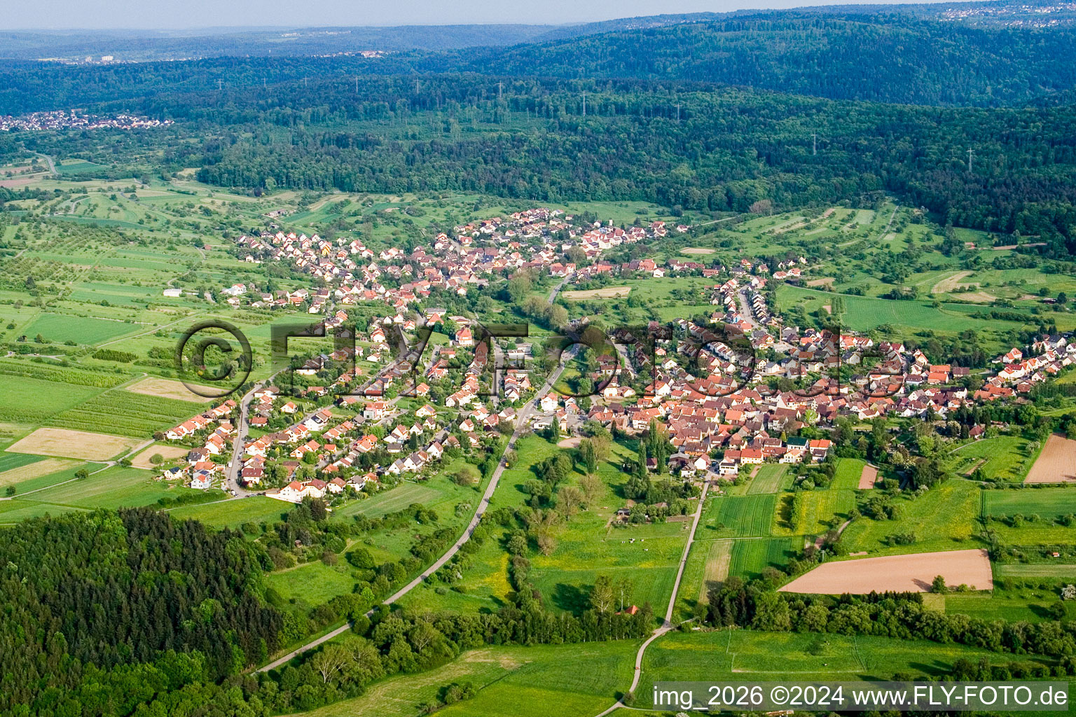 Vue aérienne de Du nord-ouest à le quartier Gräfenhausen in Birkenfeld dans le département Bade-Wurtemberg, Allemagne