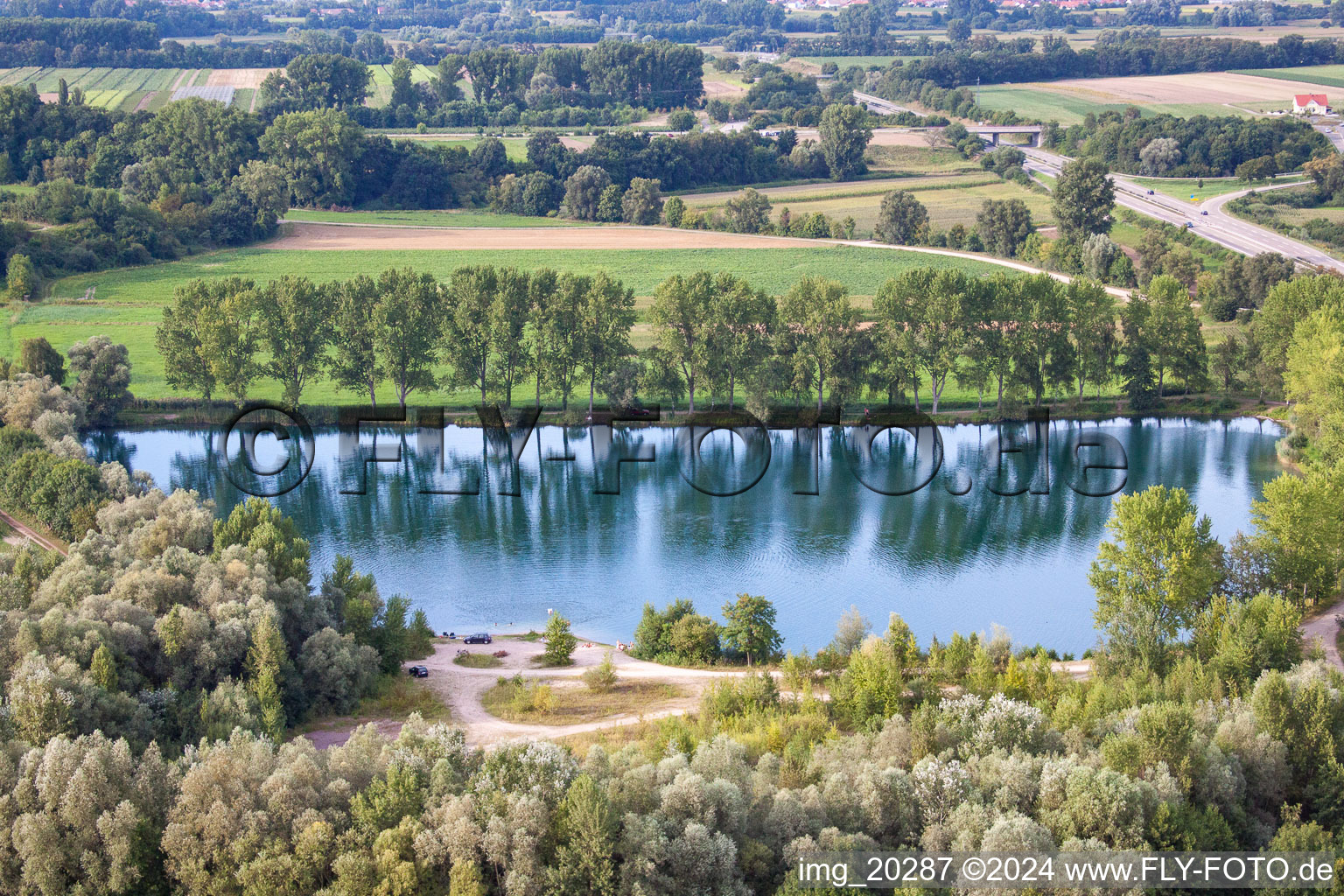 Vue aérienne de Zones de berges des étangs pour la pisciculture à Rheinzabern dans le département Rhénanie-Palatinat, Allemagne