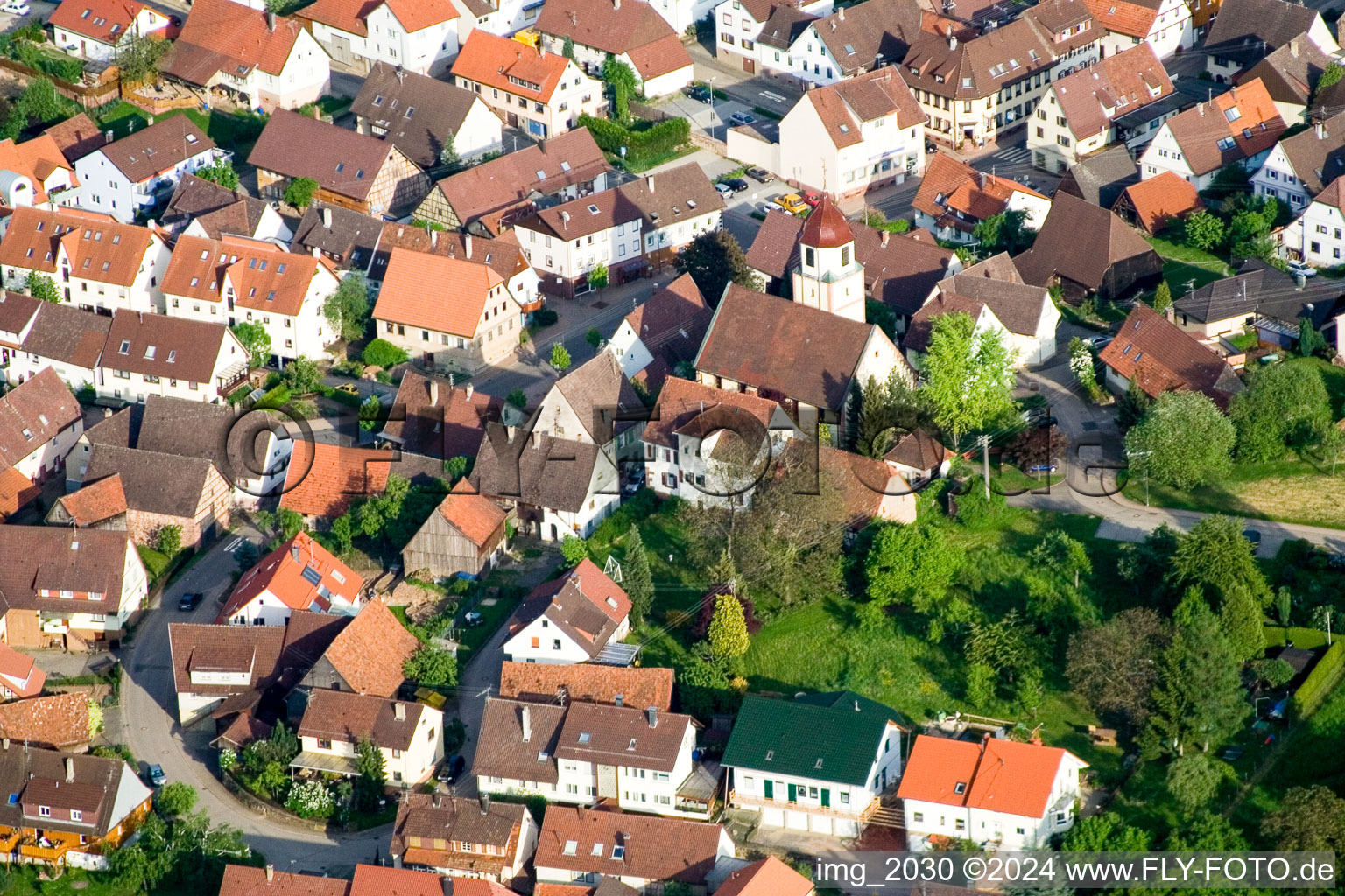 Vue aérienne de L'église Saint-Michel à le quartier Gräfenhausen in Birkenfeld dans le département Bade-Wurtemberg, Allemagne