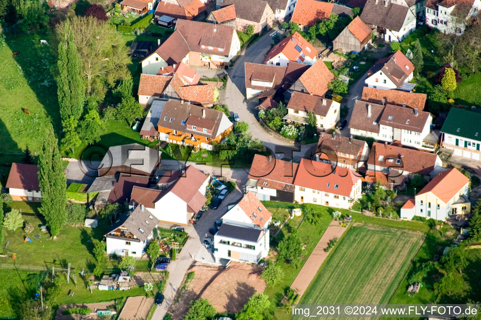 Vue aérienne de Grabenäckerweg à le quartier Gräfenhausen in Birkenfeld dans le département Bade-Wurtemberg, Allemagne