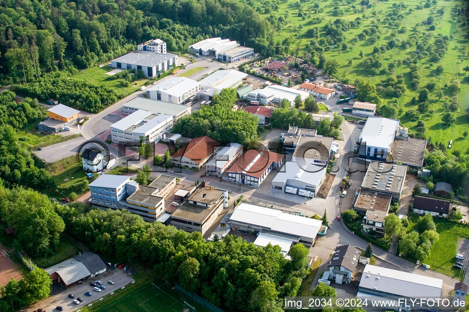 Vue aérienne de Zone industrielle et commerciale STRATEC Biomedical AG à le quartier Gräfenhausen in Birkenfeld dans le département Bade-Wurtemberg, Allemagne