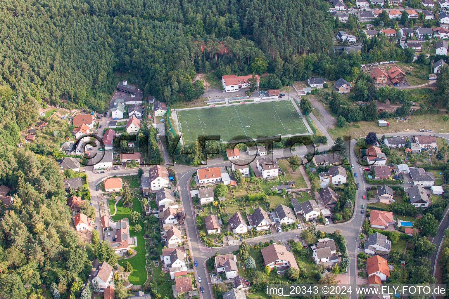 Vue aérienne de Terrain de football en gazon synthétique vert dans le quartier de Höningen à Altleiningen dans le département Rhénanie-Palatinat, Allemagne