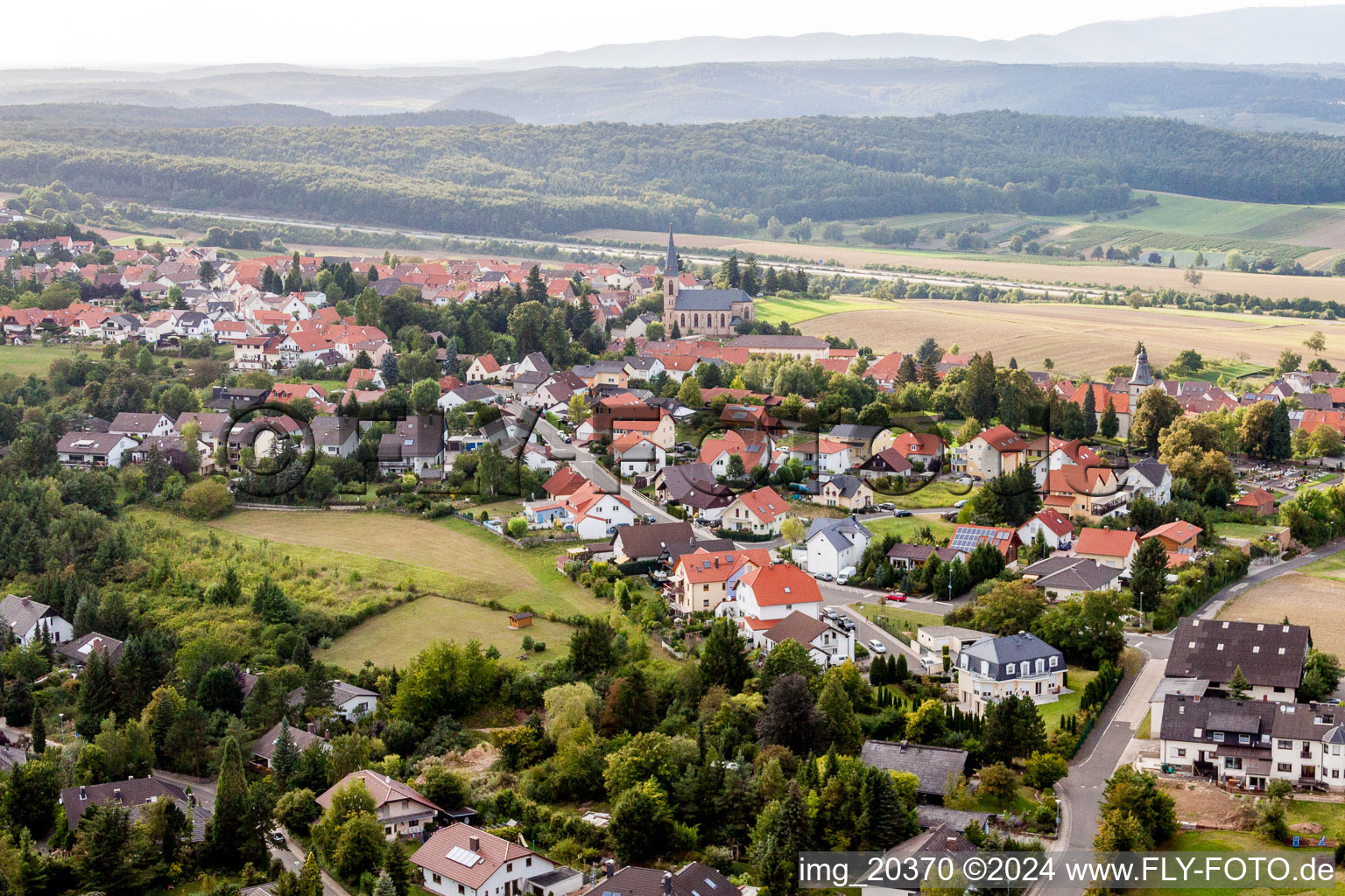 Vue aérienne de Vue sur le village à Wattenheim dans le département Rhénanie-Palatinat, Allemagne