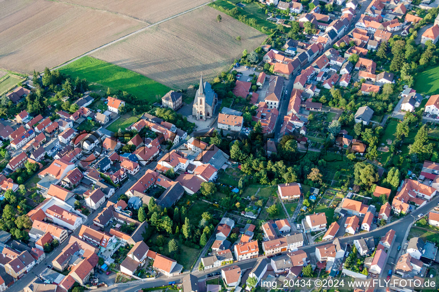 Vue aérienne de Vue sur le village à Wattenheim dans le département Rhénanie-Palatinat, Allemagne