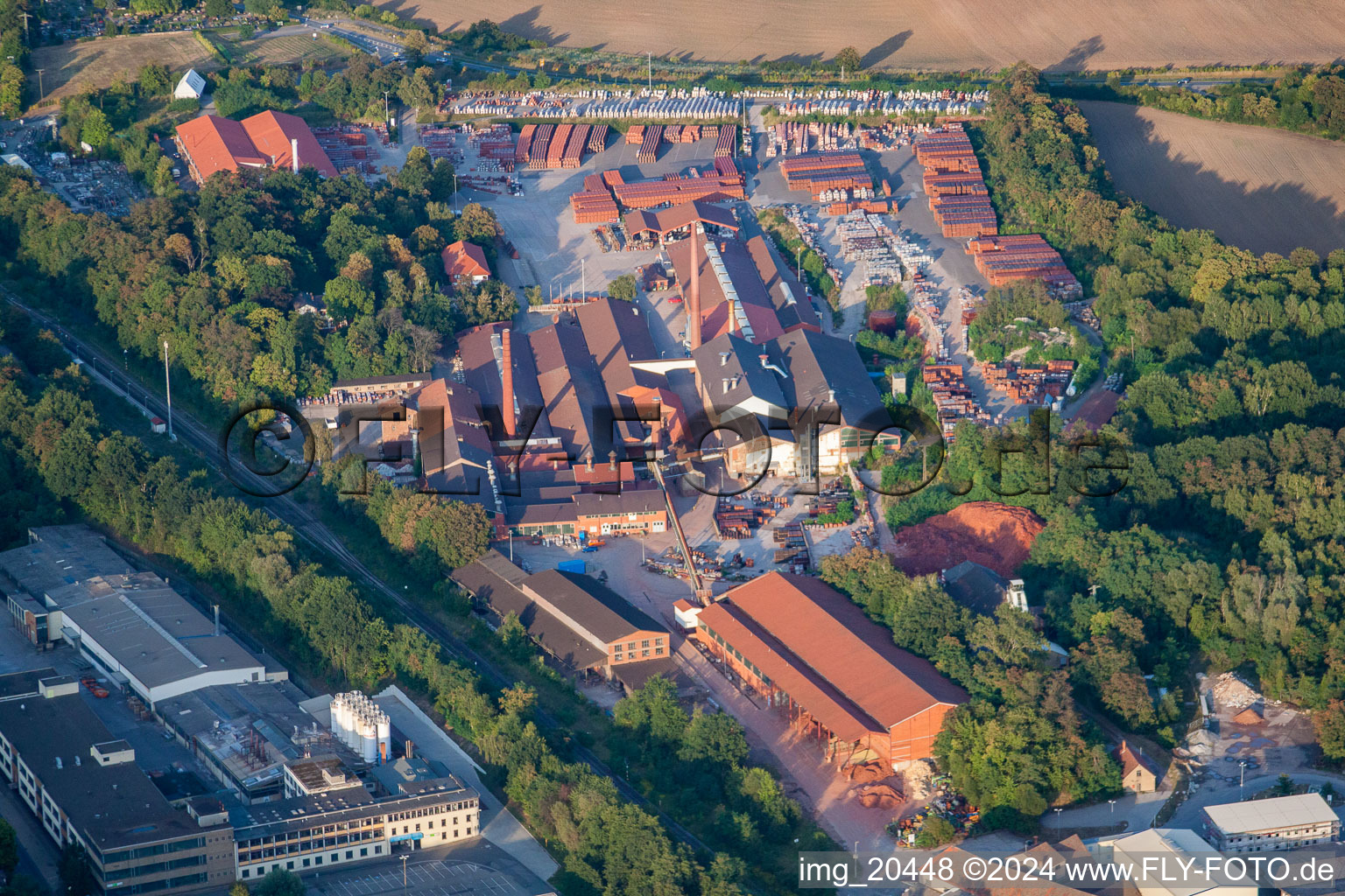 Vue aérienne de Systèmes techniques de la Poroton Ziegelwerke de Wienerberger GmbH (Palatinat) à Eisenberg dans le département Rhénanie-Palatinat, Allemagne