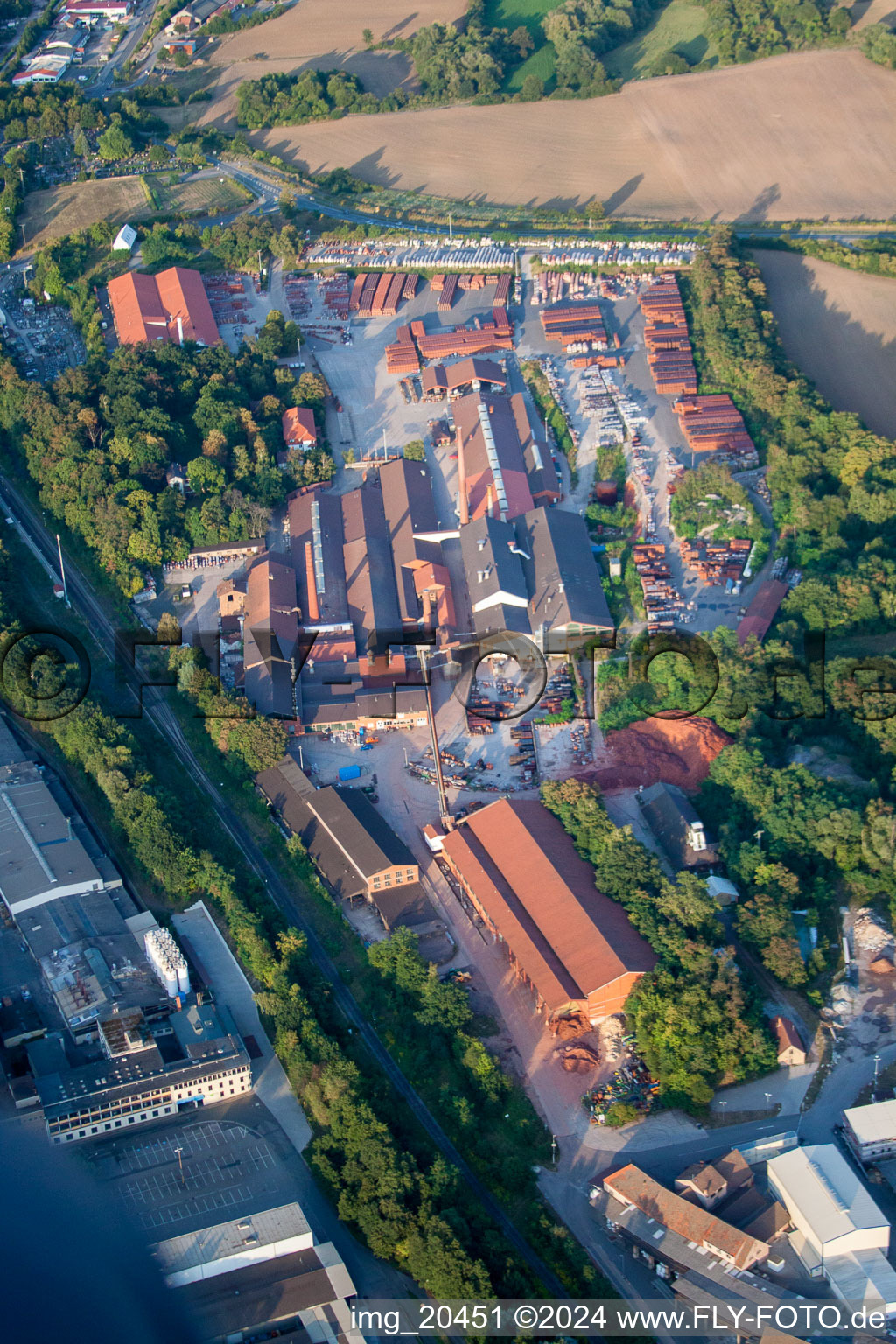 Vue aérienne de F.v. Travaux de tuiles Müller à Eisenberg dans le département Rhénanie-Palatinat, Allemagne