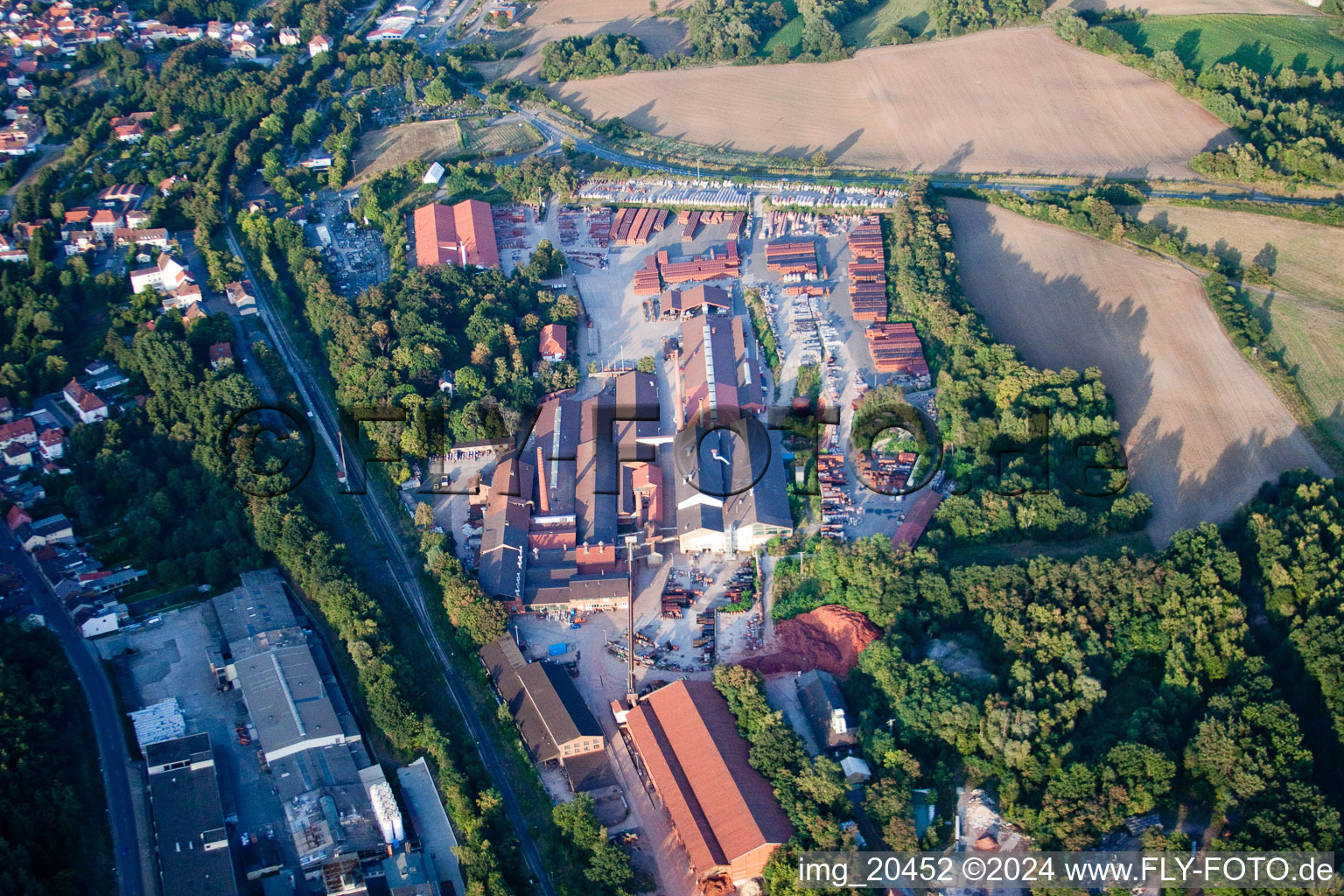 Vue aérienne de F.v. Travaux de tuiles Müller à Eisenberg dans le département Rhénanie-Palatinat, Allemagne