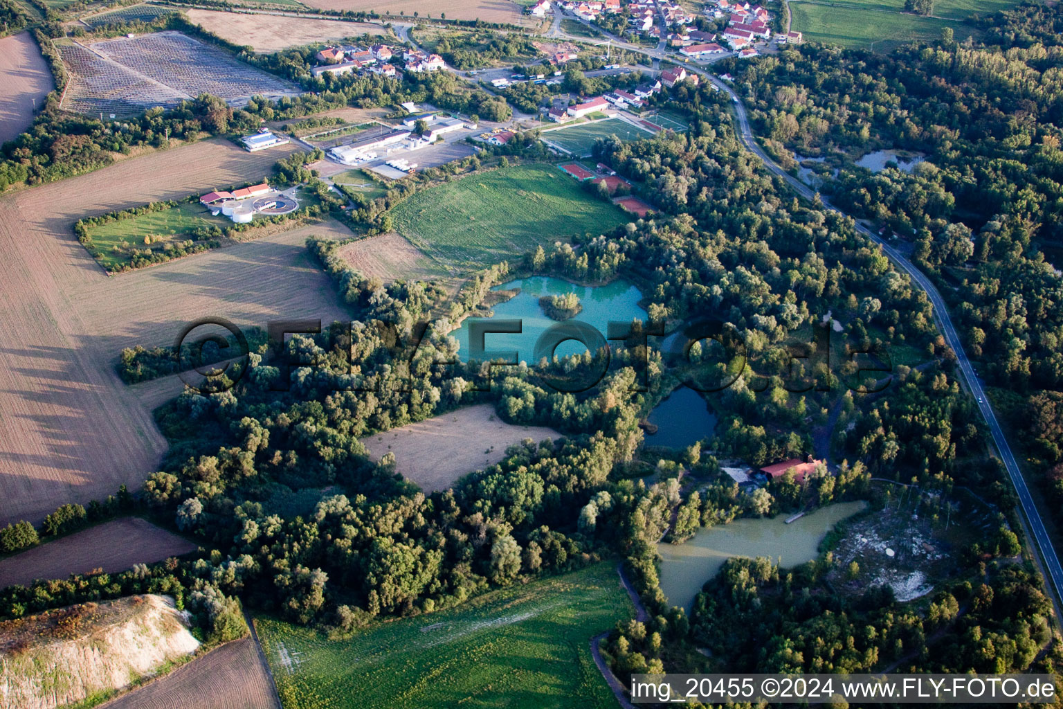 Vue aérienne de Systèmes techniques de la Poroton Ziegelwerke de Wienerberger GmbH (Palatinat) à Eisenberg dans le département Rhénanie-Palatinat, Allemagne