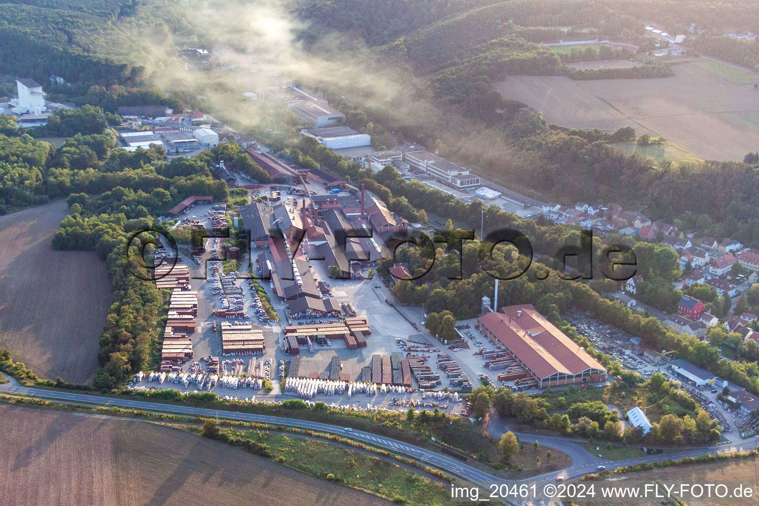 Vue aérienne de Zone industrielle et commerciale (Palatinat). Les entreprises locales sont Sibelco Deutschland GmbH et Wienerberger Dachziegelwerke. à Eisenberg dans le département Rhénanie-Palatinat, Allemagne