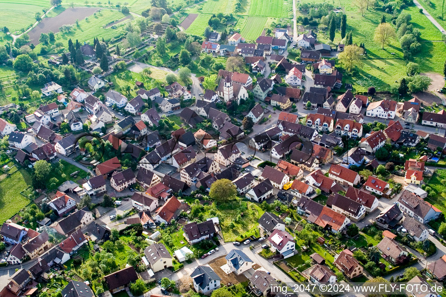 Vue aérienne de Vue sur le village à le quartier Gräfenhausen in Birkenfeld dans le département Bade-Wurtemberg, Allemagne