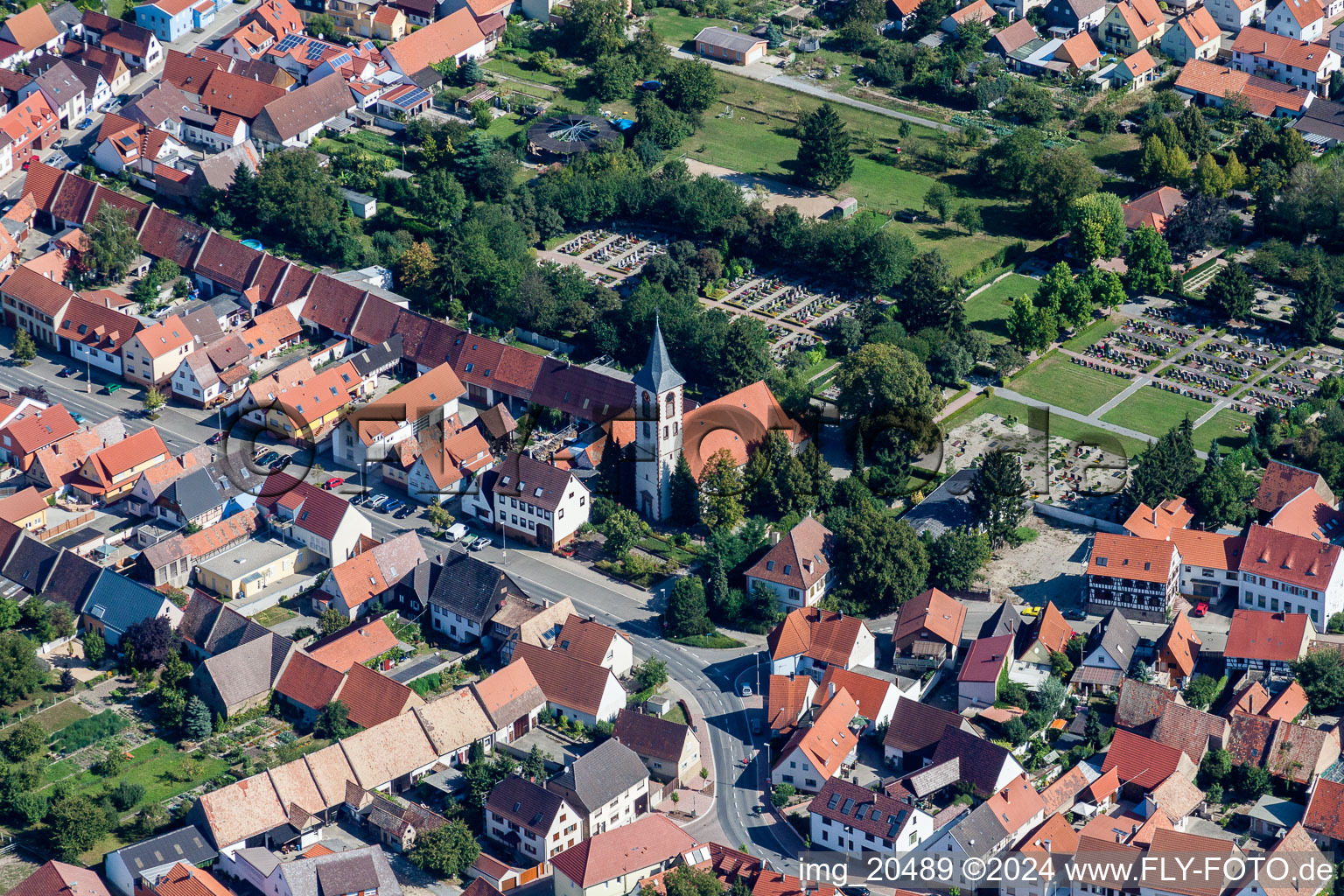 Photographie aérienne de Bâtiment d'église au centre du village à le quartier Liedolsheim in Dettenheim dans le département Bade-Wurtemberg, Allemagne