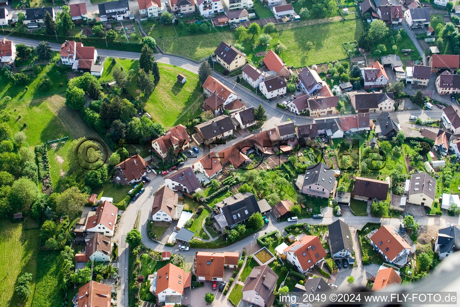 Vue d'oiseau de Quartier Gräfenhausen in Birkenfeld dans le département Bade-Wurtemberg, Allemagne