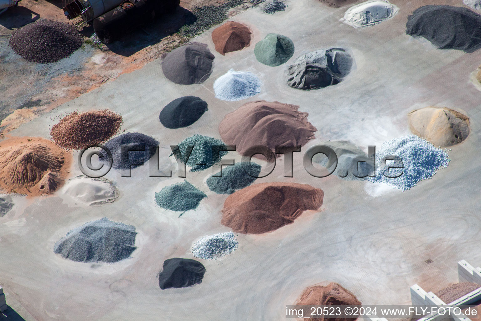 Vue aérienne de Pile de gravier de jardin coloré dans l'entrepôt de Badische Terrazzo Handelsgesellschaft mbH à le quartier Neudorf in Graben-Neudorf dans le département Bade-Wurtemberg, Allemagne