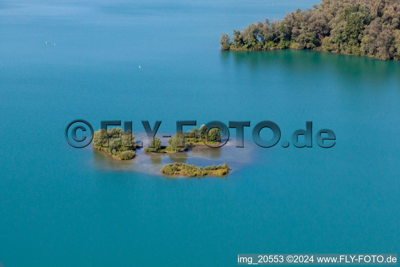 Vue aérienne de Îlots du lac de baignade de Giesen à le quartier Liedolsheim in Dettenheim dans le département Bade-Wurtemberg, Allemagne