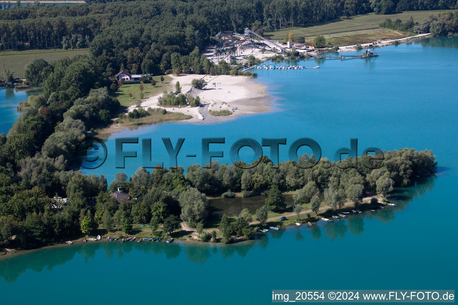 Vue aérienne de Fischerheim, plage et minéraux Heidelberg Materials à l'étang de la carrière de Giessen à le quartier Liedolsheim in Dettenheim dans le département Bade-Wurtemberg, Allemagne