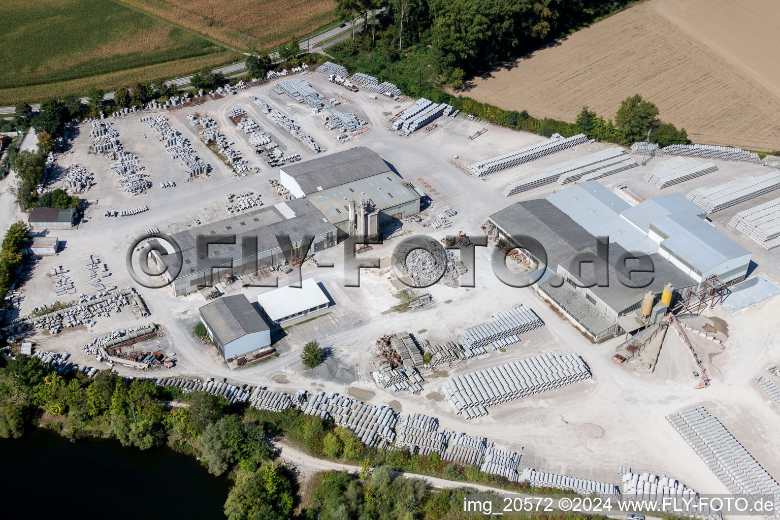 Photographie aérienne de Centrale de mélange de béton et de matériaux de construction de Finger Beton Kuhardt GmbH & Co. KG à Kuhardt dans le département Rhénanie-Palatinat, Allemagne