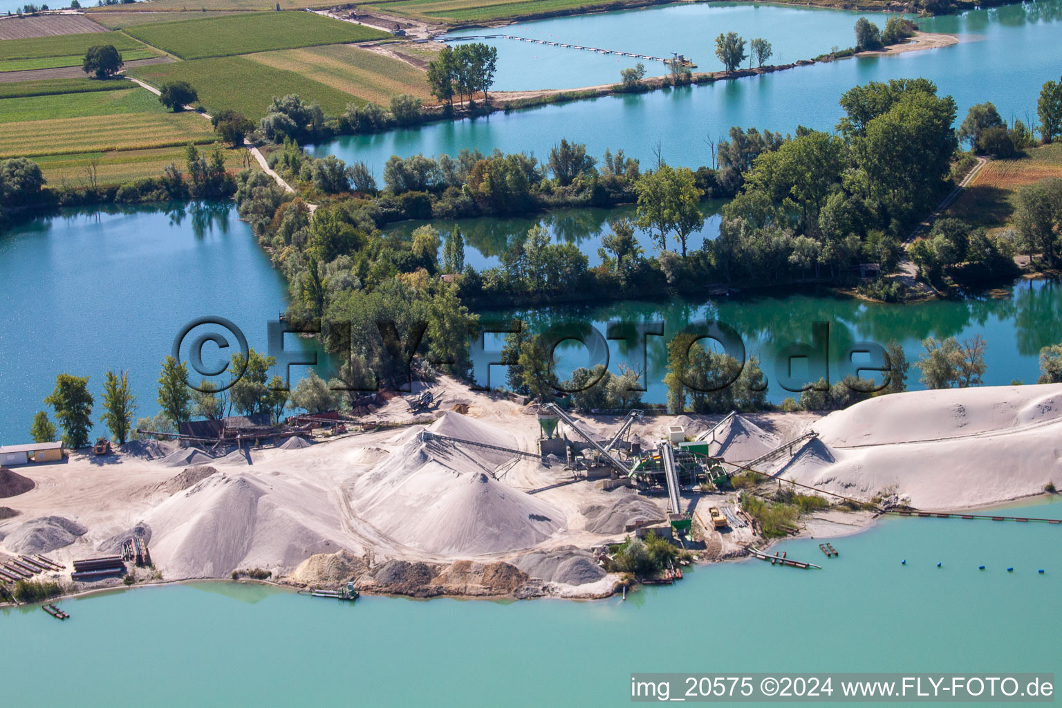 Vue aérienne de Terrain et zones de déchets de l'exploitation de gravier à ciel ouvert gravière Wolf - Markus Wolf gravière et transports Am Wolfsberg dans le district de Hardtwald à Leimersheim dans le département Rhénanie-Palatinat, Allemagne