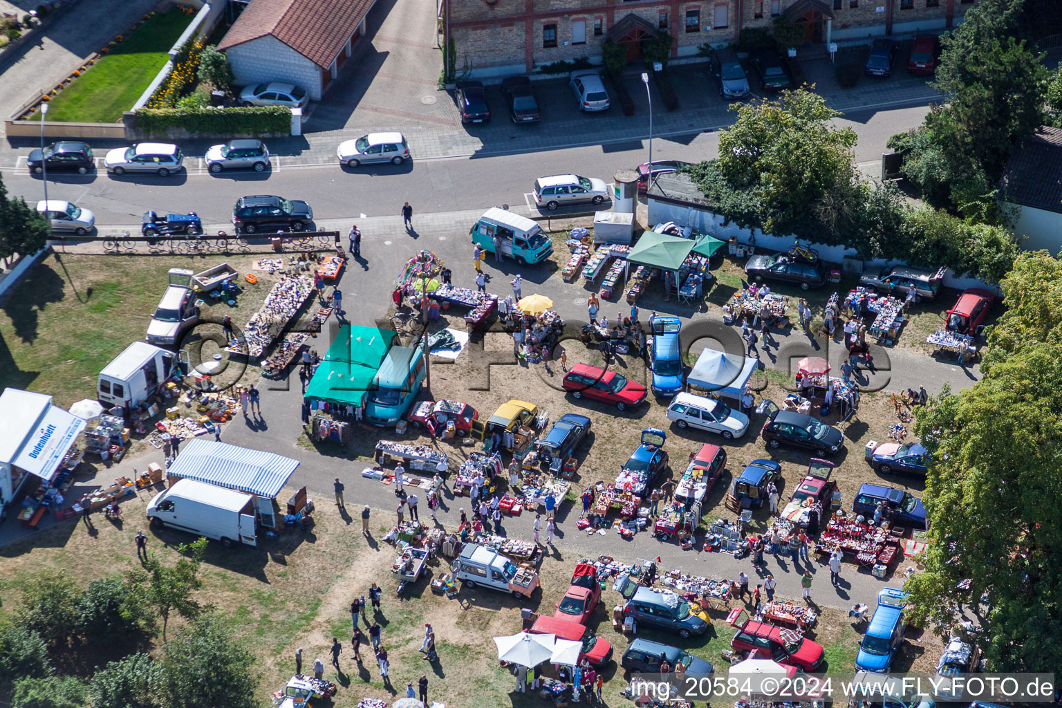 Vue aérienne de Marché aux puces à Rheinzabern dans le département Rhénanie-Palatinat, Allemagne