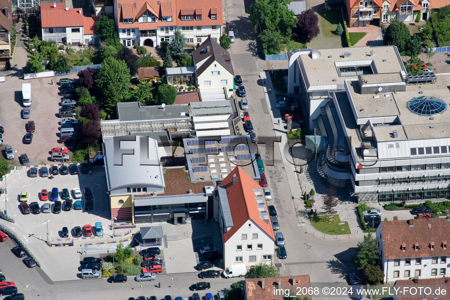 Vue aérienne de Mairie de l'administration municipale de la commune à Kandel dans le département Rhénanie-Palatinat, Allemagne