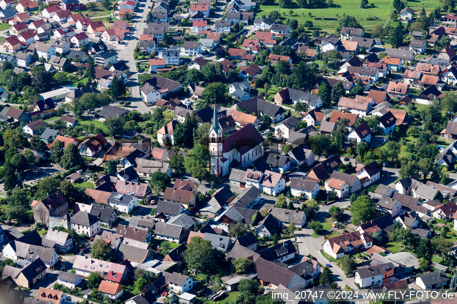 Vue aérienne de Bâtiments religieux en Windschläg à le quartier Windschläg in Offenburg dans le département Bade-Wurtemberg, Allemagne