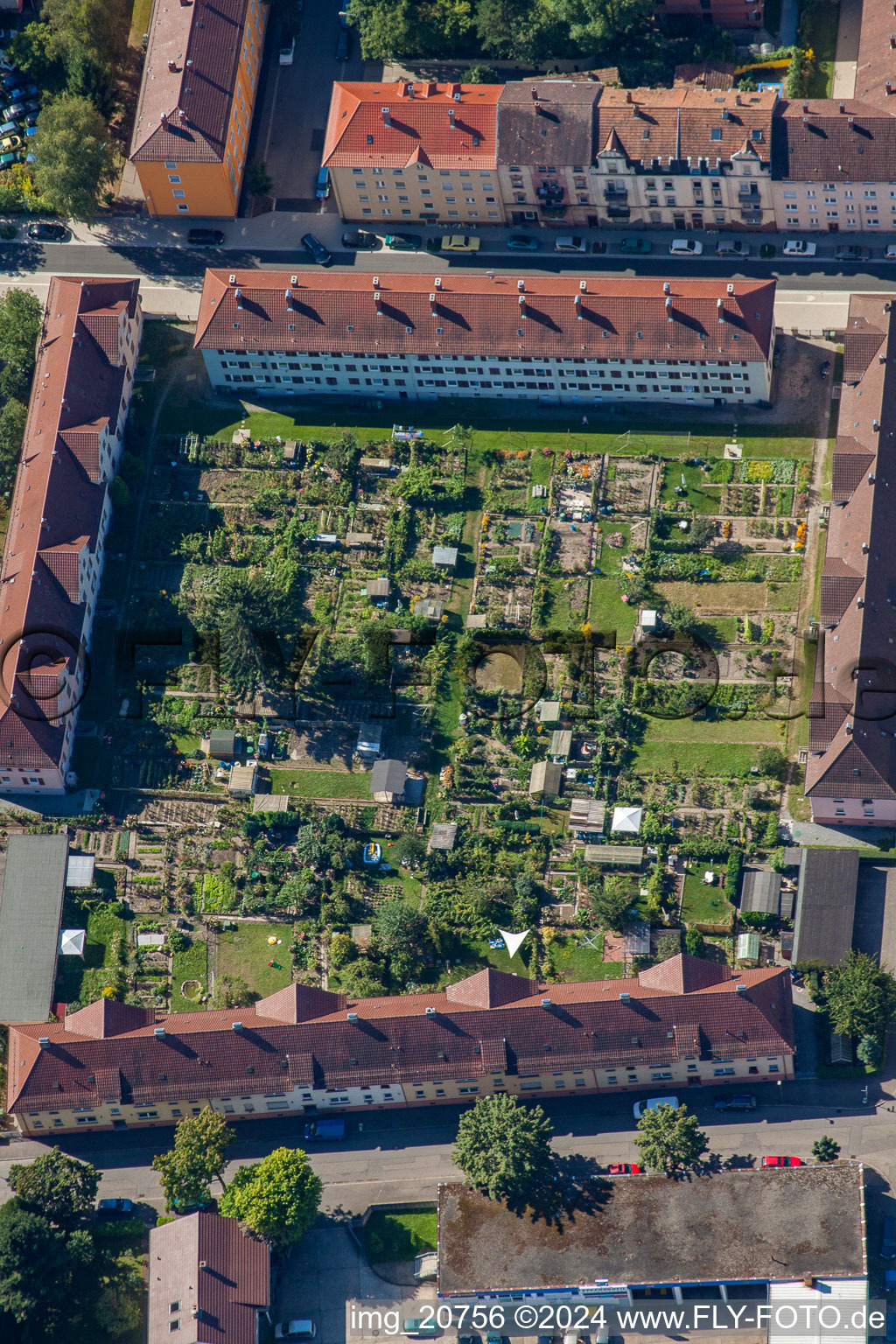 Vue aérienne de Jardins de maison dans l'arrière-cour d'un immeuble mitoyen entre la Zeppelin Strasse et la von Rienecker Strasse à Offenburg dans le département Bade-Wurtemberg, Allemagne