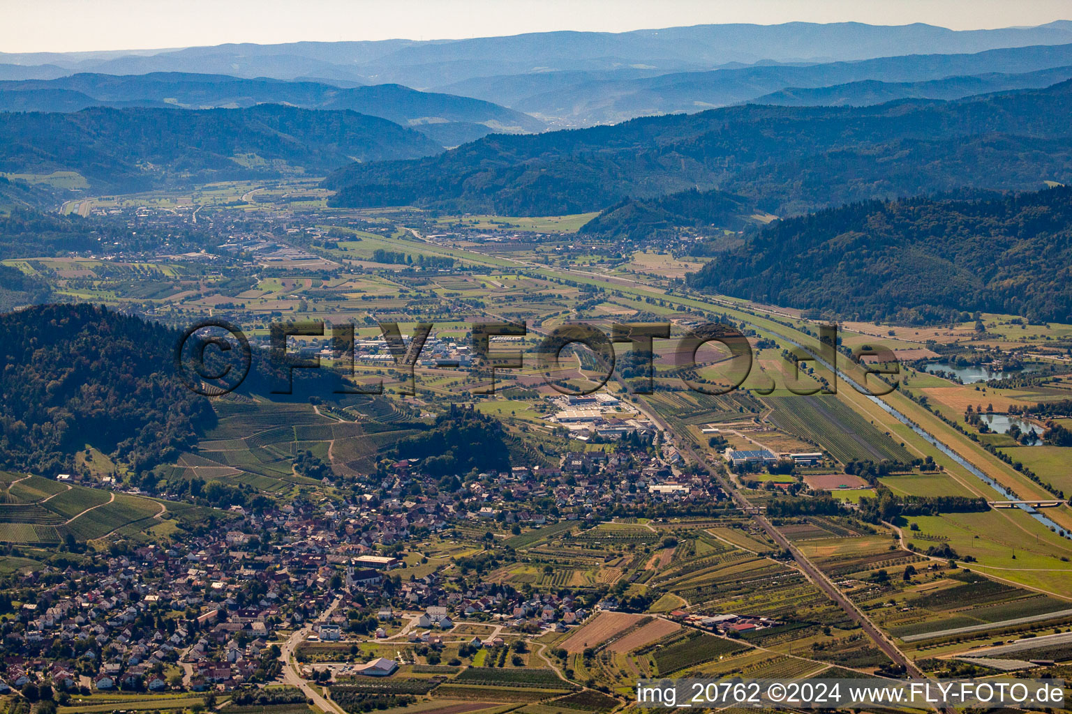 Vue aérienne de Kinzigtal à Ortenberg dans le département Bade-Wurtemberg, Allemagne