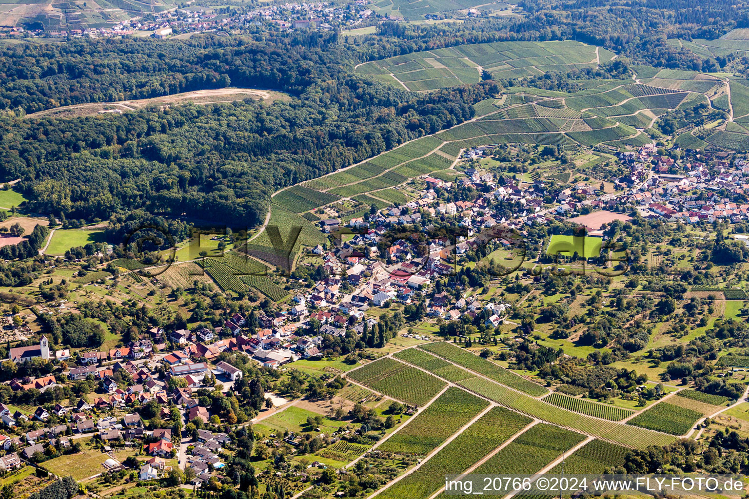 Vue aérienne de Vue de la ville au milieu des vignes dans le quartier de Rammersweier à le quartier Weierbach in Offenburg dans le département Bade-Wurtemberg, Allemagne