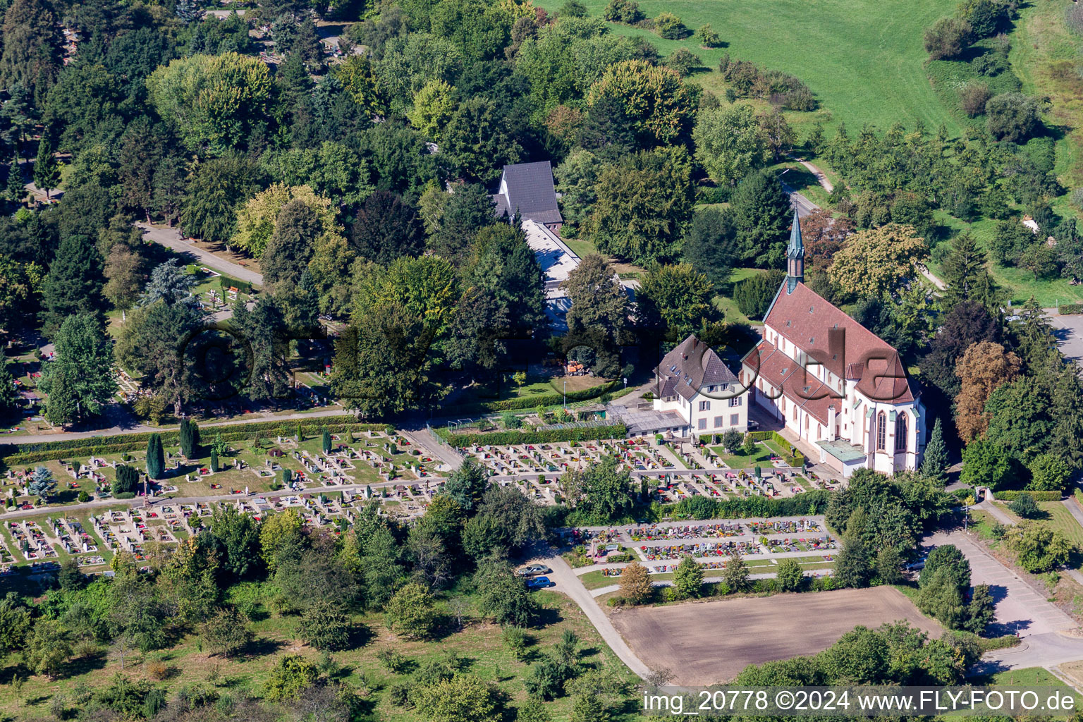 Vue aérienne de Cimetière de l'église Weingartenkirche à Zell-Weierbach à le quartier Zell in Offenburg dans le département Bade-Wurtemberg, Allemagne