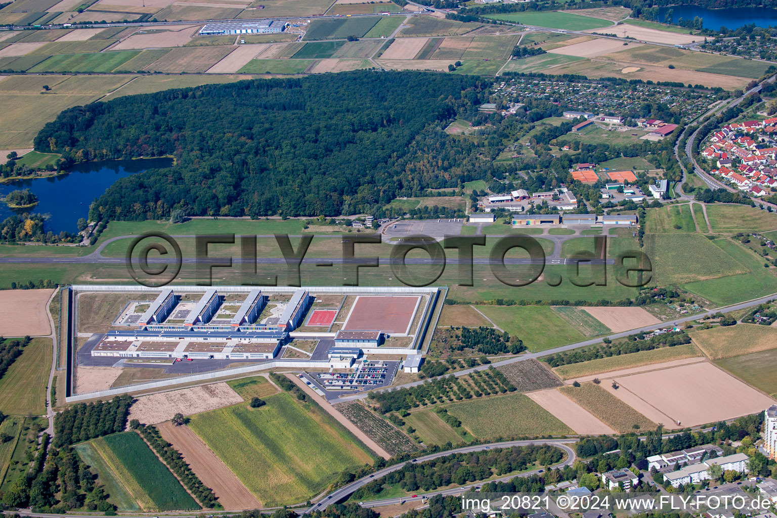 Vue aérienne de Aérodrome avec prison à le quartier Uffhofen in Offenburg dans le département Bade-Wurtemberg, Allemagne