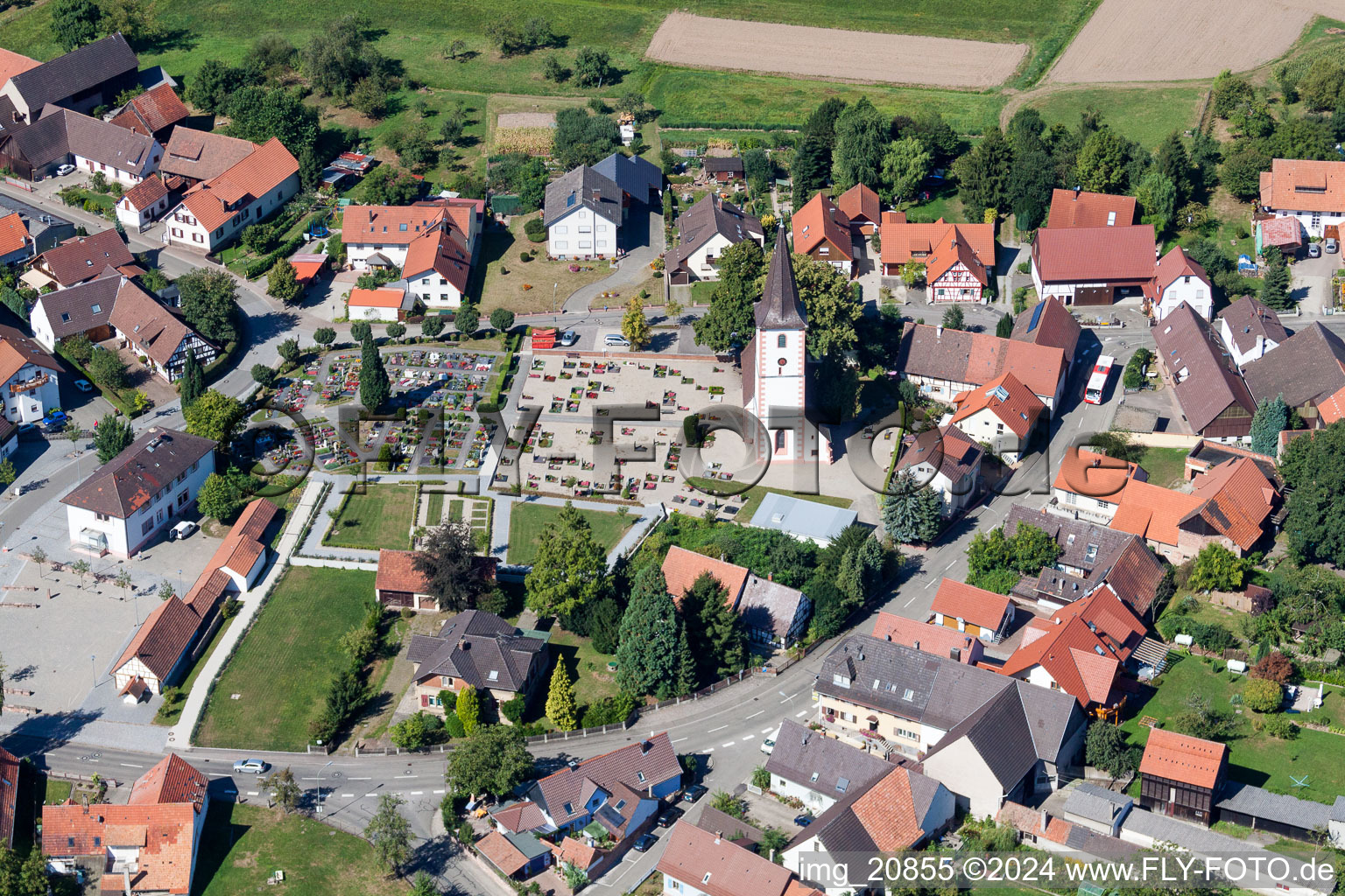 Vue aérienne de Bâtiment d'église au centre du village à le quartier Sand in Willstätt dans le département Bade-Wurtemberg, Allemagne