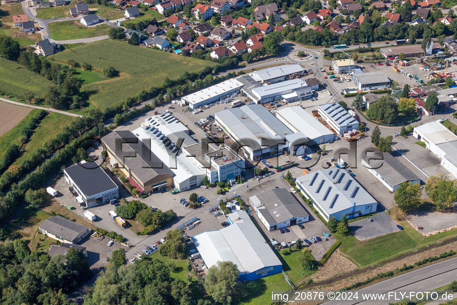 Vue aérienne de Zone industrielle et commerciale Carl-Benz-Straße à Willstätt dans le département Bade-Wurtemberg, Allemagne