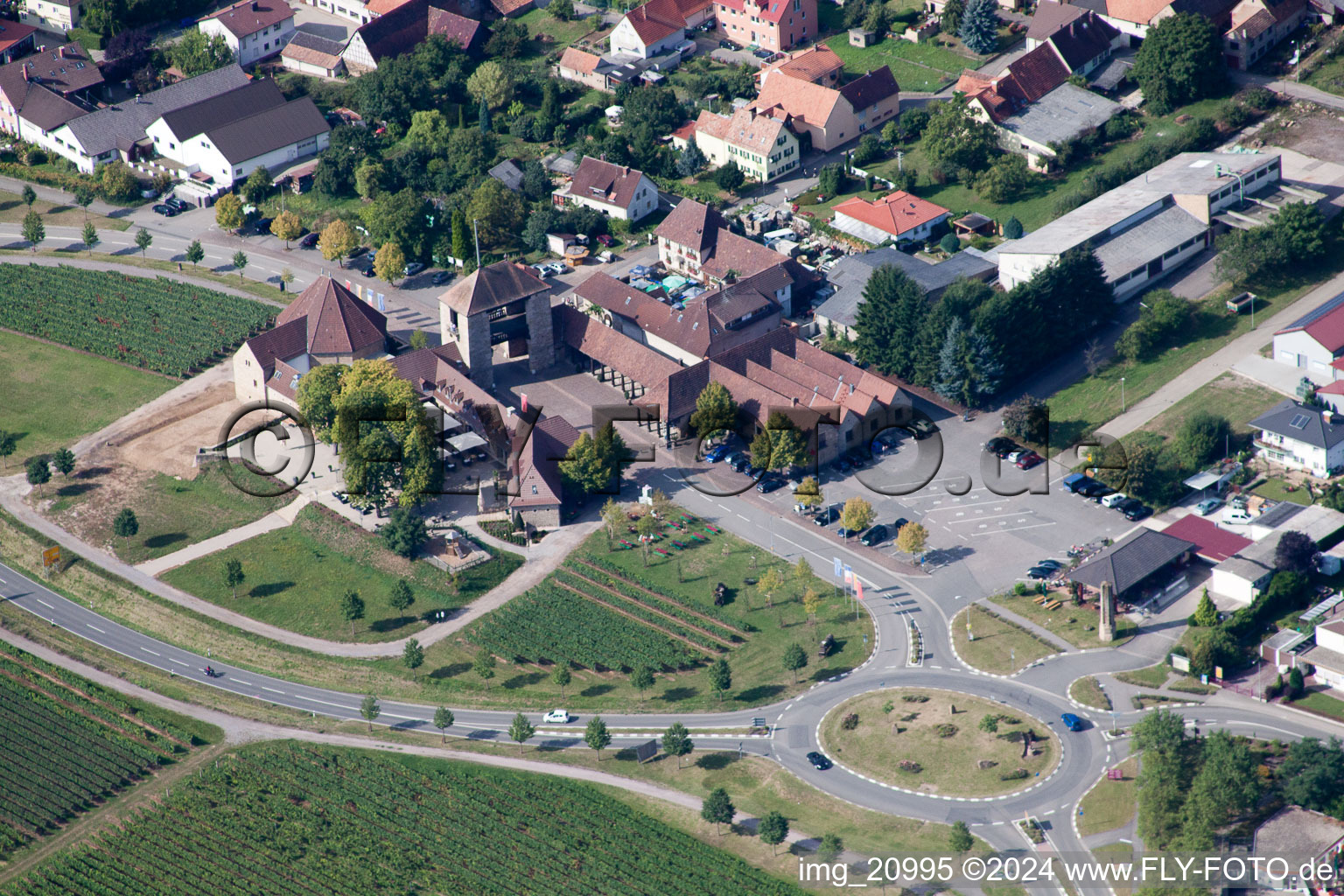 Vue aérienne de Silence, porte du vin à le quartier Rechtenbach in Schweigen-Rechtenbach dans le département Rhénanie-Palatinat, Allemagne