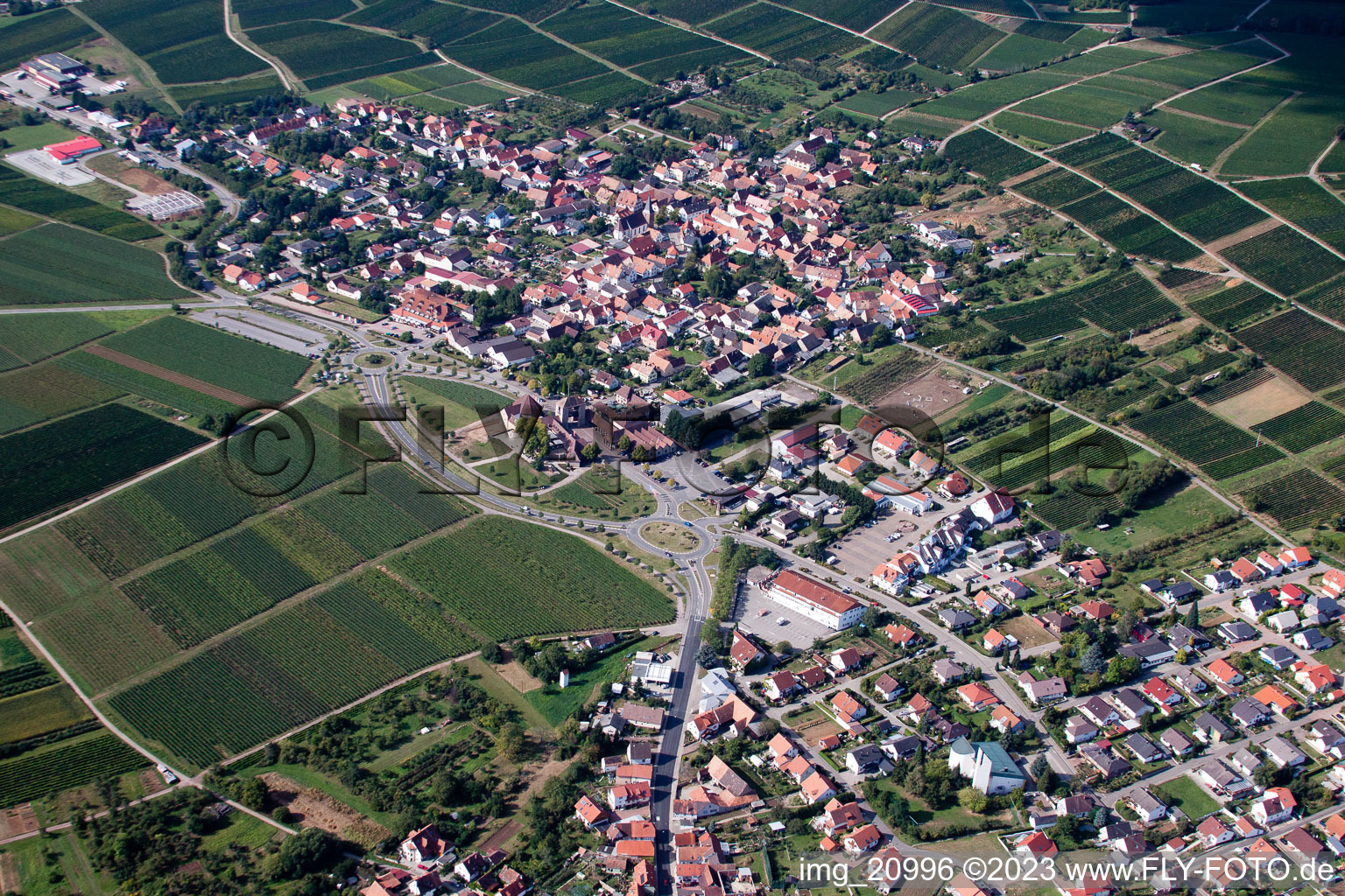 Vue aérienne de Quartier de Rechtenbach à le quartier Schweigen in Schweigen-Rechtenbach dans le département Rhénanie-Palatinat, Allemagne