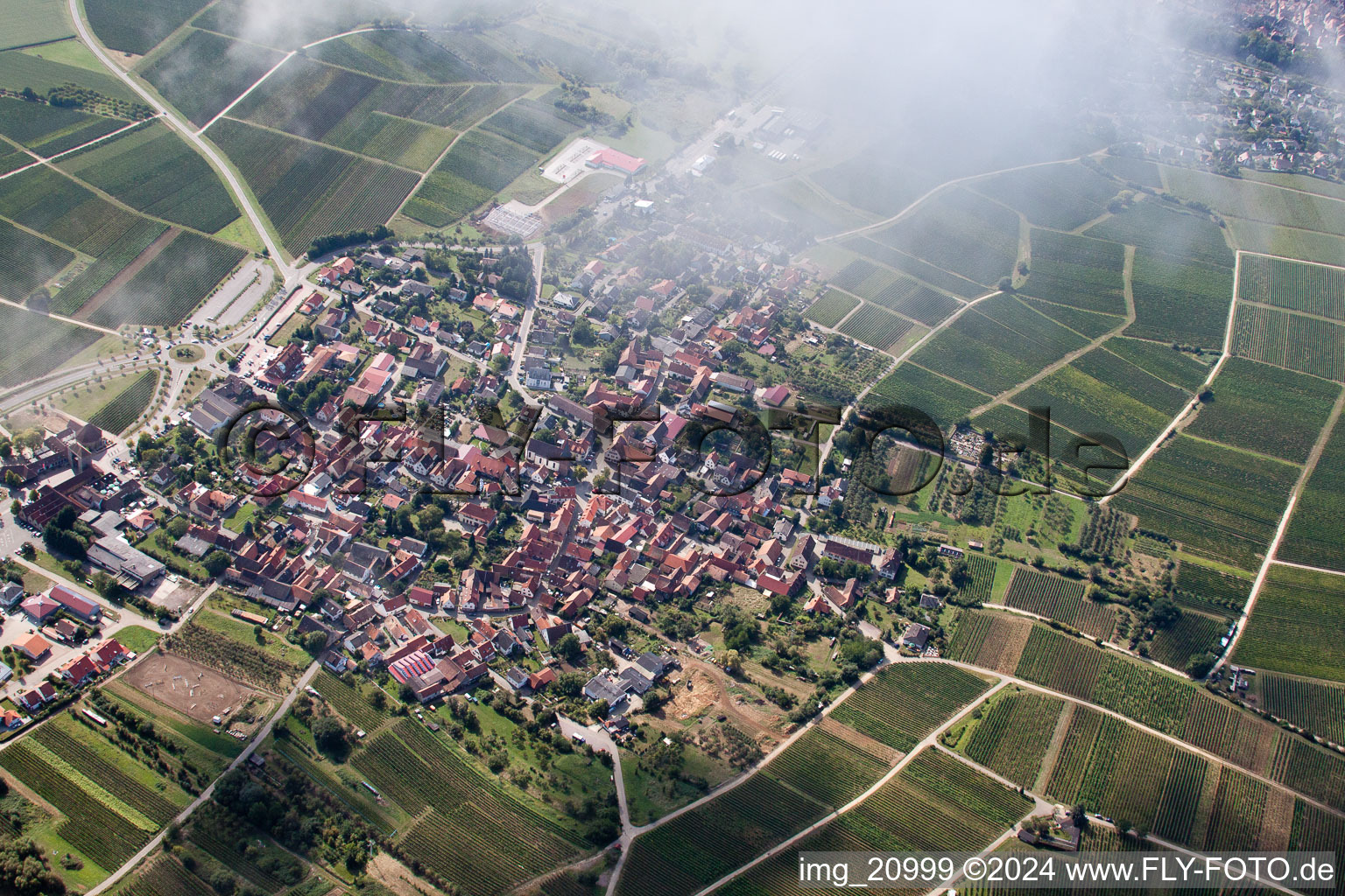 Sonnenberg à le quartier Schweigen in Schweigen-Rechtenbach dans le département Rhénanie-Palatinat, Allemagne depuis l'avion