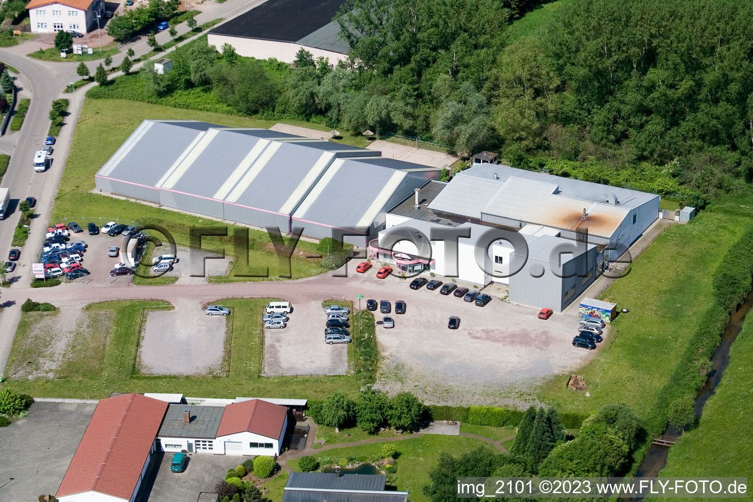 Vue aérienne de Parc sportif à le quartier Minderslachen in Kandel dans le département Rhénanie-Palatinat, Allemagne