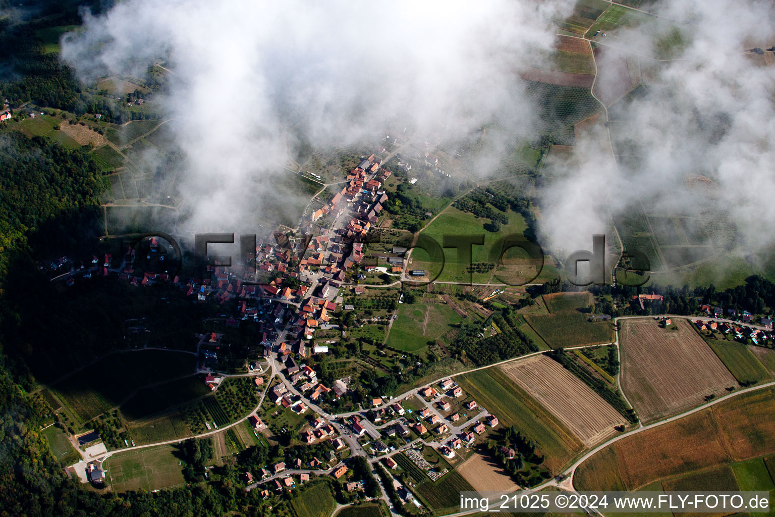 Vue aérienne de Rott dans le département Bas Rhin, France