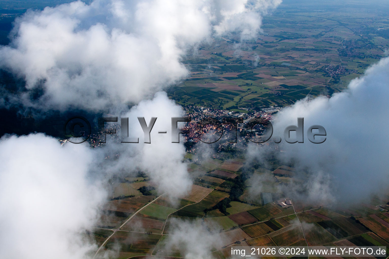 Vue aérienne de Du sud à Wissembourg dans le département Bas Rhin, France