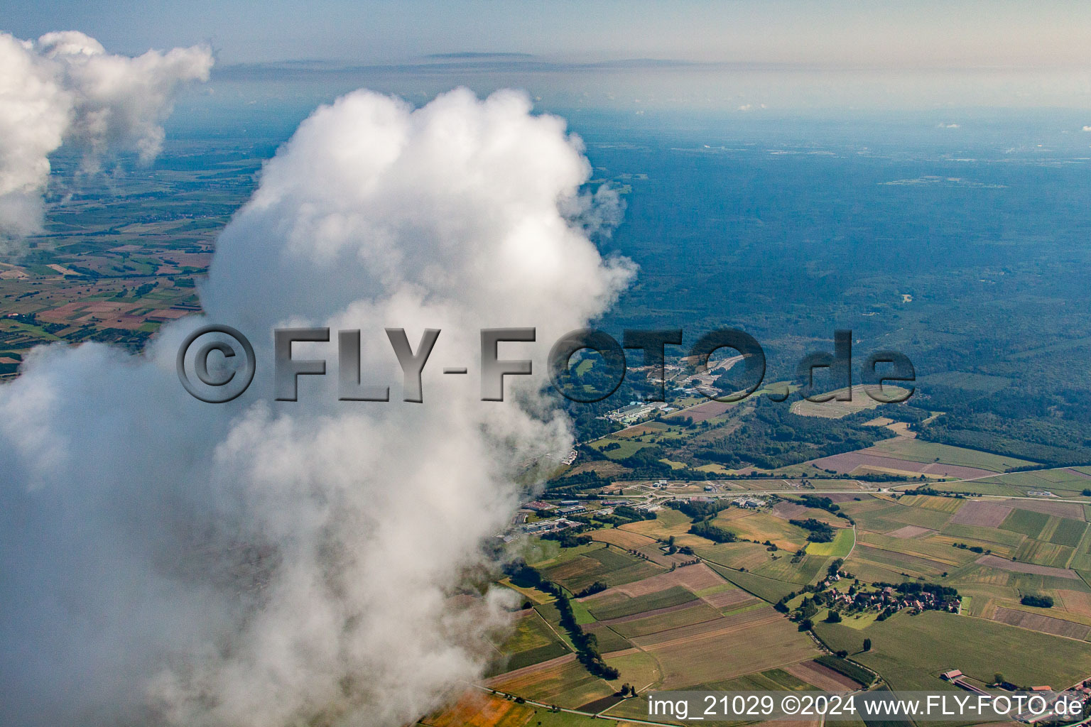 Vue aérienne de Sous les nuages à le quartier Altenstadt in Wissembourg dans le département Bas Rhin, France