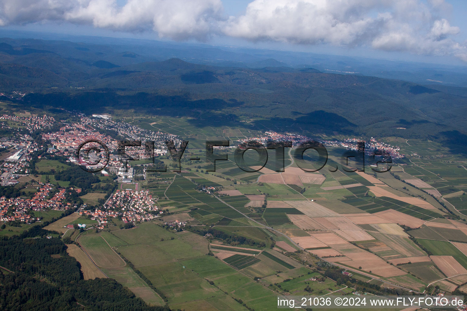 Vue aérienne de Du sud-est à Wissembourg dans le département Bas Rhin, France