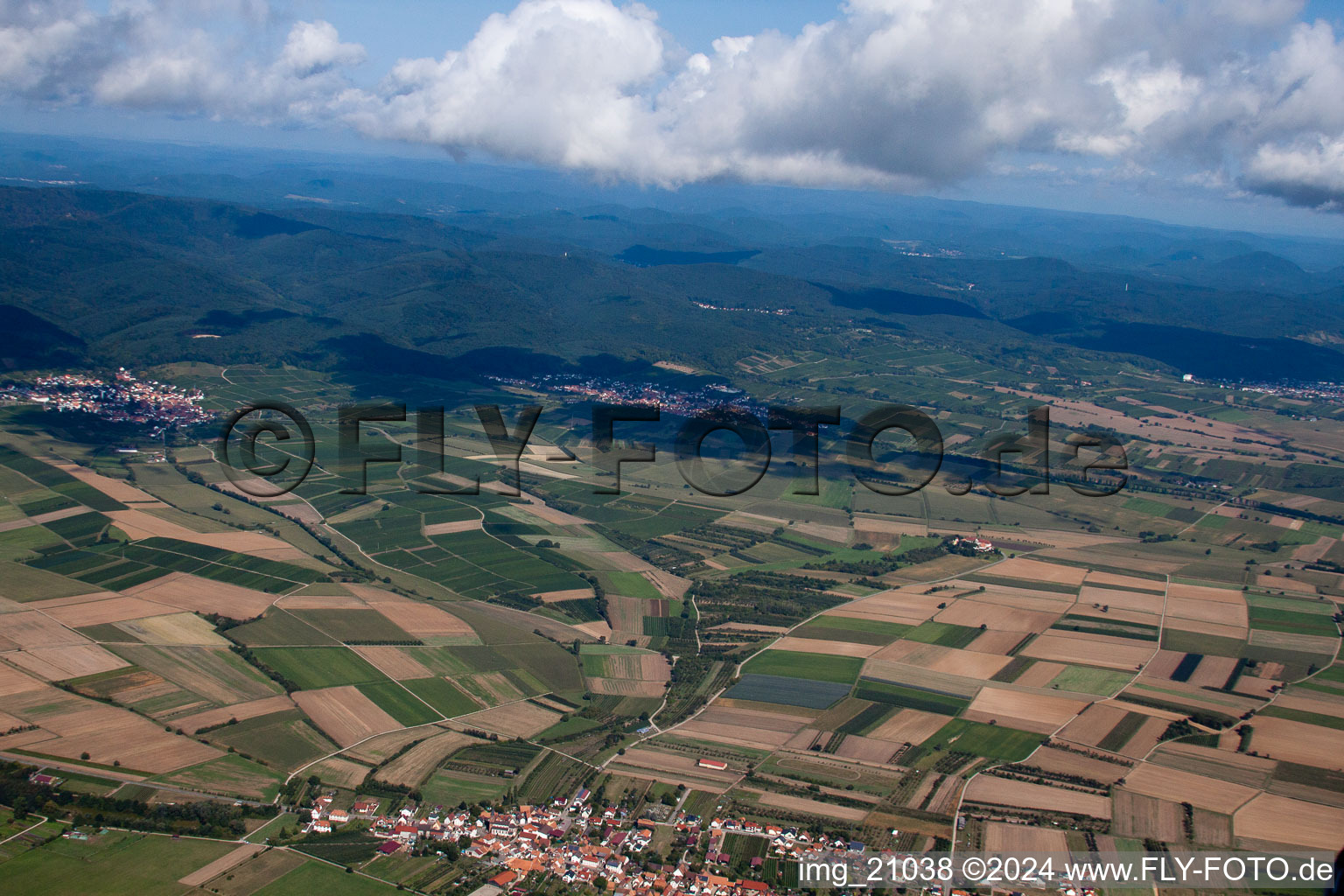 Vue aérienne de Du sud à Oberotterbach dans le département Rhénanie-Palatinat, Allemagne