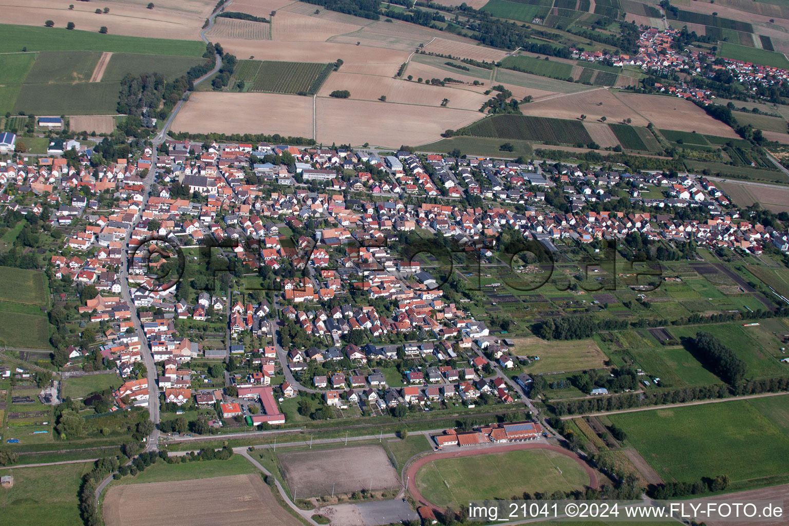 Steinfeld dans le département Rhénanie-Palatinat, Allemagne du point de vue du drone