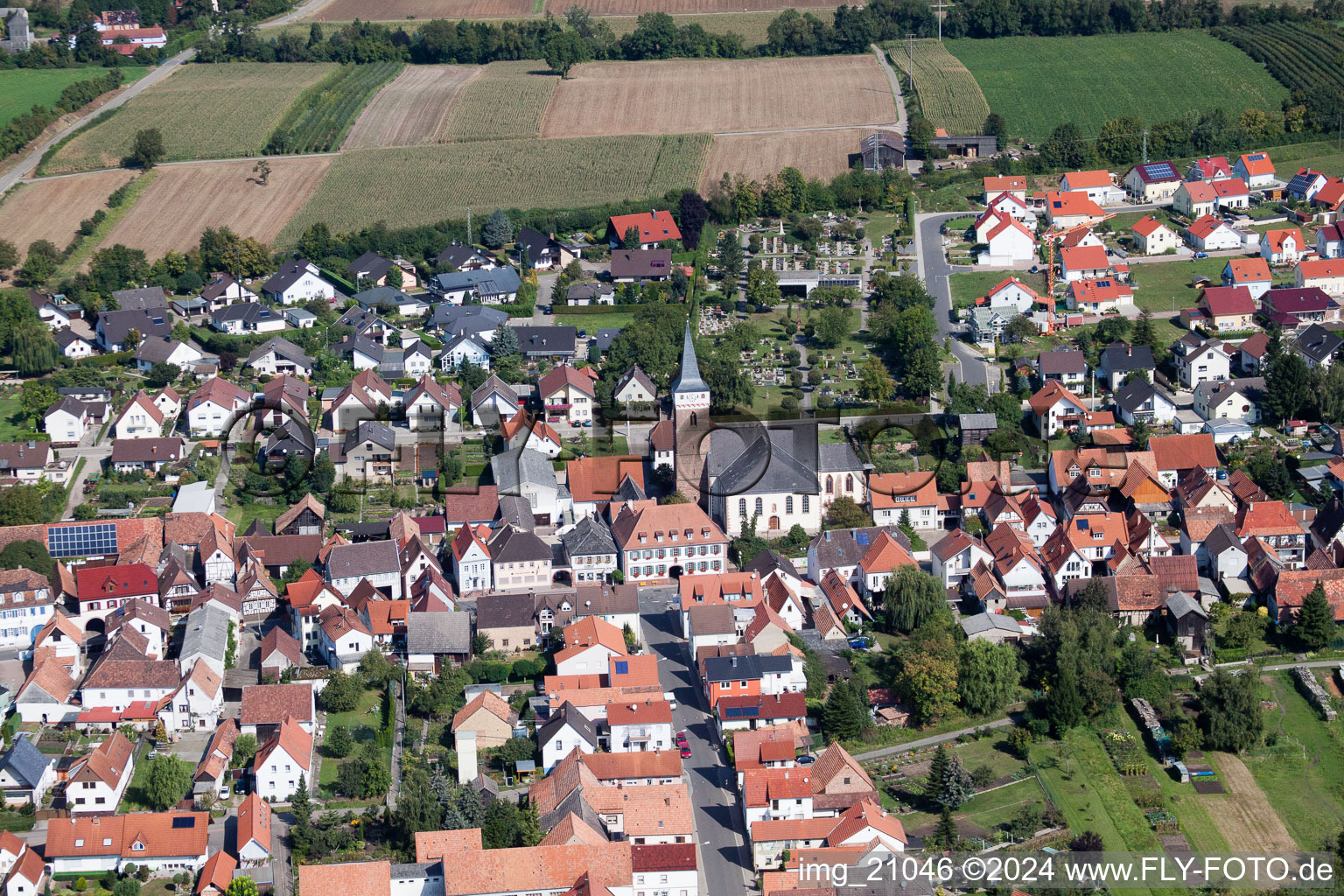 Vue aérienne de Église du sud à le quartier Schaidt in Wörth am Rhein dans le département Rhénanie-Palatinat, Allemagne